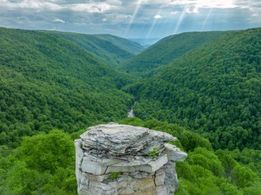 Lindy Point Overlook 'dan nefes kesici manzarayı ele alalım. Dramatik kaya oluşumları ve yemyeşil bir vadi çarpıcı bir manzara yaratır. Bu büyüleyici fotoğraf, güneş ışığı bulutların arasından geçerken, doğanın güzelliğini herhangi bir yere taşır..