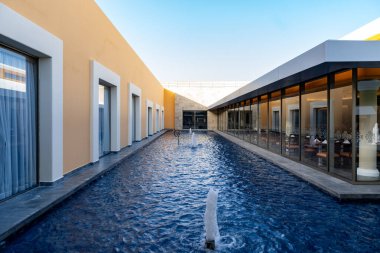 Lüks havuzlu modern cam bir bina.