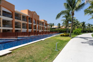 El değmemiş kıyıların turkuaz sularla buluştuğu Cancun tatil köyünün havadan görünüşü..