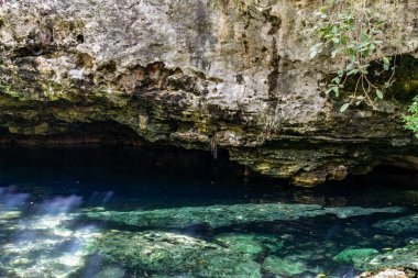 Engebeli uçurumların altında, sakin sular saklı harikaların hikayeleriyle haykırıyor..