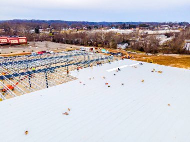 İnşaat işçilerinin inşaat sahasına yeni bir çatı kurma görüntüsü..