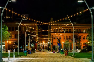 Charleston, WV 'nin göbeğinde ışıklı yol.