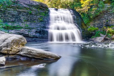 Bu dağ parkı Oakland, Maryland 'in 9 mil kuzeyinde ve Maryland' in en nefes kesici manzarasını barındırıyor. Youghiogheny Nehri park sınırları boyunca akar, gölgeli kayalık geçitlerden geçer ve dalgalı akıntılar yaratır. Mu!