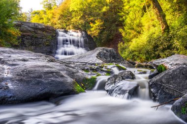 Bu dağ parkı Oakland, Maryland 'in 9 mil kuzeyinde ve Maryland' in en nefes kesici manzarasını barındırıyor. Youghiogheny Nehri park sınırları boyunca akar, gölgeli kayalık geçitlerden geçer ve dalgalı akıntılar yaratır. Mu!