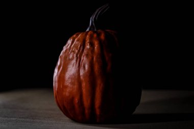 Sabırlı bir balkabağı sırasının gelmesini bekliyor. İyi aydınlatılmış bir balkabağı fenerine dönüşmek için.