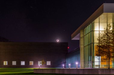 Modern Mimarlık Yıldızlı Gece Gökyüzü altında, parlak, yıldızlarla dolu gökyüzünün zeminine karşı inşa edilmiş modern bir binanın çarpıcı bir gece görüntüsü..