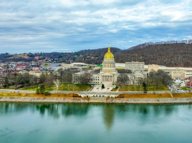 Batı Virginia Eyaleti Kongre Binası 'nın Charleston, WV' nin göbeğindeki hava manzarası..