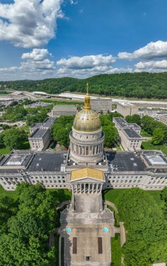 Kongre binasının tepesi 100 metrelik altın Birleşik Devletler Kongre Binası 'nın kubbesinden 1,5 metre daha uzundur. Kubbe bakır ve altın yapraklarla kaplı. Kubbe ilk olarak Mack Jenney ve Tyler Şirketi tarafından 1931 yılında yaldızlanmış. Kubbe oriye geri döndü.