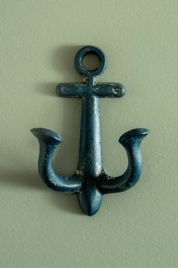 Denizcilik ve denizcilik temalı bir metal kancanın duvara asıldığı yakın plan..