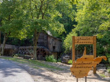 Tarihi bir değirmen ve manzaralı şelale Babcock Eyalet Parkı 'nda yemyeşil sularla çevrili, Batı Virginia' nın 
