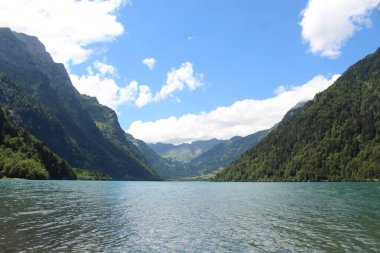 Dağlardaki göl manzarası
