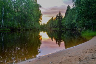 Akşam güneşi nehire yansıyor.