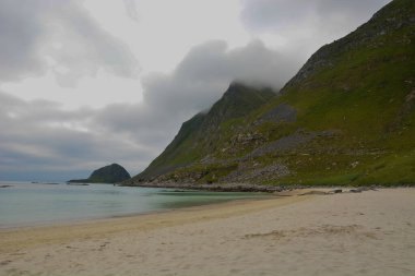 Norveç plaj manzarası bulutlu gökyüzü arkaplanı