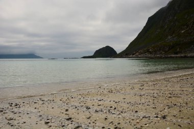 Dağ ve deniz manzaralı güzel manzara, Norveç plaj manzarası bulutlu gökyüzü arkaplanı
