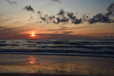 Deniz üzerinde gün batımı, güzel gökyüzü, doğa