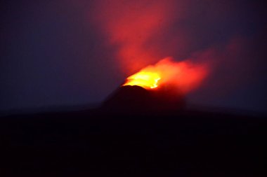 Erta Ale, Etiyopya 'nın Afar Üçgeni' nde yer alan bir volkan zinciridir. Burada Dünya kesintisiz volkanik patlamalarla en az 30 milyon yıldır sürekli değişiyor.. 