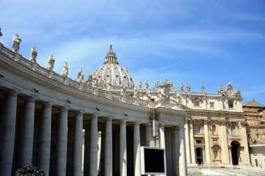 İtalya 'nın orta kesimindeki Vatikan şehri Roma Katolik Kilisesi' nin kalbidir. Papa 'nın koltuğu olmasının yanı sıra, olağanüstü sanat eserleri koleksiyonuna da ev sahipliği yapıyor.