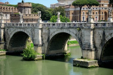 İtalya 'nın orta kesimindeki Vatikan şehri Roma Katolik Kilisesi' nin kalbidir. Papa 'nın koltuğu olmasının yanı sıra, olağanüstü sanat eserleri koleksiyonuna da ev sahipliği yapıyor.