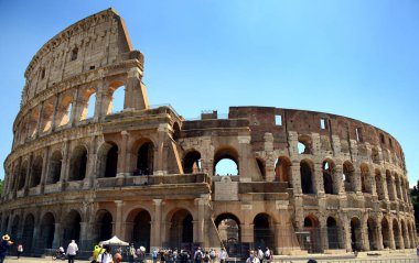 Amphitheatrum Flavium (Amphitheatrum Flavium olarak da bilinir), Roma şehrinin merkezinde yer alan ve dünyanın en büyük amfitiyatrosudur.