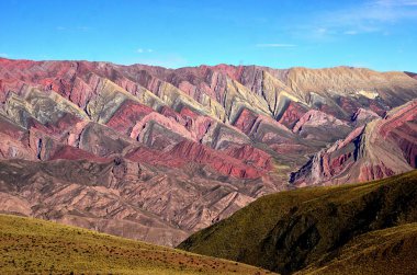 Qebrada de Hornocal, minerallerinin zenginliği ve nüanslarıyla ünlüdür... bir renk kargaşası, dağlar deniz seviyesinden 4,761 metre yüksekliğe ulaşır. 2003 yılında Dünya Mirası Alanı