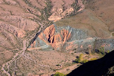 Qebrada de Hornocal, minerallerinin zenginliği ve nüanslarıyla ünlüdür... bir renk kargaşası, dağlar deniz seviyesinden 4,761 metre yüksekliğe ulaşır. 2003 yılında Dünya Mirası Alanı