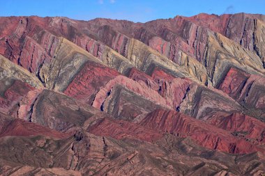 Qebrada de Hornocal, minerallerinin zenginliği ve nüanslarıyla ünlüdür... bir renk kargaşası, dağlar deniz seviyesinden 4,761 metre yüksekliğe ulaşır. 2003 yılında Dünya Mirası Alanı