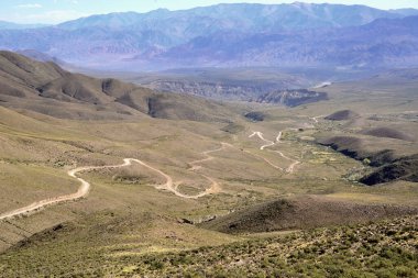 Qebrada de Hornocal, minerallerinin zenginliği ve nüanslarıyla ünlüdür... bir renk kargaşası, dağlar deniz seviyesinden 4,761 metre yüksekliğe ulaşır. 2003 yılında Dünya Mirası Alanı