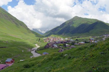 Gürcistan, Svaneti bölgesindeki Ushguli Svan Kuleleri, Kafkasya 'daki savunma taş köyleri