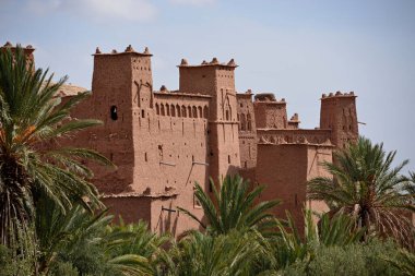 MoroCCO - AIT BEN HADDOU Güçlendirilmiş Köy, Güney Fas 'ın antik mimarisi, 1600 yılında organik malzemelerle inşa edilmiş bir grup binadan oluşuyor..