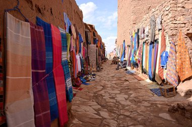 MoroCCO - AIT BEN HADDOU Güçlendirilmiş Köy, Güney Fas 'ın antik mimarisi, 1600 yılında organik malzemelerle inşa edilmiş bir grup binadan oluşuyor..