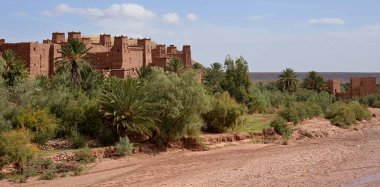 MoroCCO - AIT BEN HADDOU Güçlendirilmiş Köy, Güney Fas 'ın antik mimarisi, 1600 yılında organik malzemelerle inşa edilmiş bir grup binadan oluşuyor..