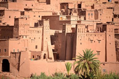 MoroCCO - AIT BEN HADDOU Güçlendirilmiş Köy, Güney Fas 'ın antik mimarisi, 1600 yılında organik malzemelerle inşa edilmiş bir grup binadan oluşuyor..