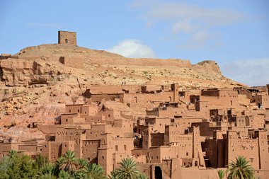 MoroCCO - AIT BEN HADDOU Güçlendirilmiş Köy, Güney Fas 'ın antik mimarisi, 1600 yılında organik malzemelerle inşa edilmiş bir grup binadan oluşuyor..