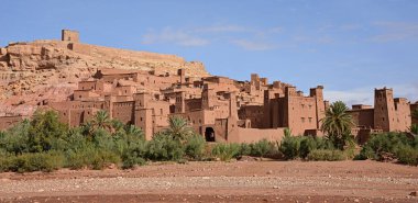 MoroCCO - AIT BEN HADDOU Güçlendirilmiş Köy, Güney Fas 'ın antik mimarisi, 1600 yılında organik malzemelerle inşa edilmiş bir grup binadan oluşuyor..