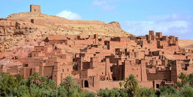 MoroCCO - AIT BEN HADDOU Güçlendirilmiş Köy, Güney Fas 'ın antik mimarisi, 1600 yılında organik malzemelerle inşa edilmiş bir grup binadan oluşuyor..