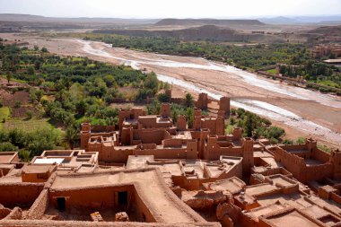 MoroCCO - AIT BEN HADDOU Güçlendirilmiş Köy, Güney Fas 'ın antik mimarisi, 1600 yılında organik malzemelerle inşa edilmiş bir grup binadan oluşuyor..