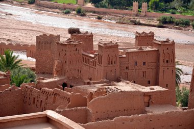 MoroCCO - AIT BEN HADDOU Güçlendirilmiş Köy, Güney Fas 'ın antik mimarisi, 1600 yılında organik malzemelerle inşa edilmiş bir grup binadan oluşuyor..