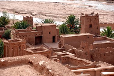 MoroCCO - AIT BEN HADDOU Güçlendirilmiş Köy, Güney Fas 'ın antik mimarisi, 1600 yılında organik malzemelerle inşa edilmiş bir grup binadan oluşuyor..
