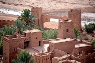 MoroCCO - AIT BEN HADDOU Güçlendirilmiş Köy, Güney Fas 'ın antik mimarisi, 1600 yılında organik malzemelerle inşa edilmiş bir grup binadan oluşuyor..