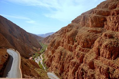 Atlas vadisinin merkezinde yer alan Fas 'ta, Dades vadileri nefes kesen bir manzarayı gözler önüne seriyor: ahşap, kırmızı renkler, yeşil bitki örtüsü, nehir kıyısındaki köyler.