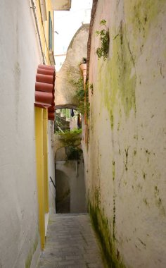 İtalya Amalfi, dokuzuncu ve onbirinci yüzyıllar arasında güçlü bir deniz cumhuriyetinin merkezi olan önerici bir doğal ortamda yer alan bir şehirdir. Sant 'Andrea Katedrali