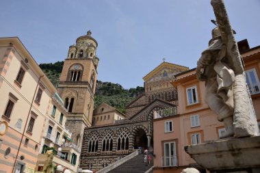 İtalya Amalfi, dokuzuncu ve onbirinci yüzyıllar arasında güçlü bir deniz cumhuriyetinin merkezi olan önerici bir doğal ortamda yer alan bir şehirdir. Sant 'Andrea Katedrali