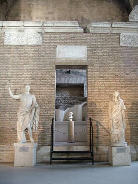 Roma 'nın en büyük hamamı olan Diocletian Hamamları, 298 yılında Diocletian tarafından Batı Roma İmparatorluğu' nun Augustus 'u olarak atanan İmparator Maximian tarafından başlatıldı.