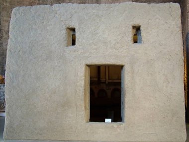 Roma 'nın en büyük hamamı olan Diocletian Hamamları, 298 yılında Diocletian tarafından Batı Roma İmparatorluğu' nun Augustus 'u olarak atanan İmparator Maximian tarafından başlatıldı.