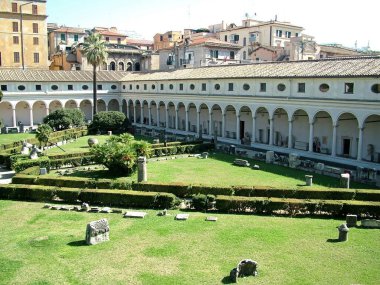 Roma 'nın en büyük hamamı olan Diocletian Hamamları, 298 yılında Diocletian tarafından Batı Roma İmparatorluğu' nun Augustus 'u olarak atanan İmparator Maximian tarafından başlatıldı.