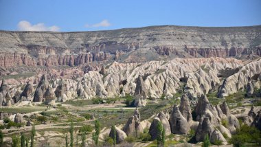 Türkiye, Goreme, peri bacaları denilen kaya oluşumları arasında, vadiler ve kaya kiliseleri arasında yer alıyor. UNESCO Dünya Mirası Alanı ilan edildi