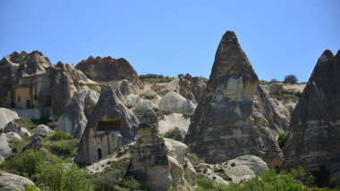 Türkiye, Goreme, peri bacaları denilen kaya oluşumları arasında, vadiler ve kaya kiliseleri arasında yer alıyor. UNESCO Dünya Mirası Alanı ilan edildi