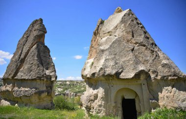 Türkiye, Goreme, peri bacaları denilen kaya oluşumları arasında, vadiler ve kaya kiliseleri arasında yer alıyor. UNESCO Dünya Mirası Alanı ilan edildi