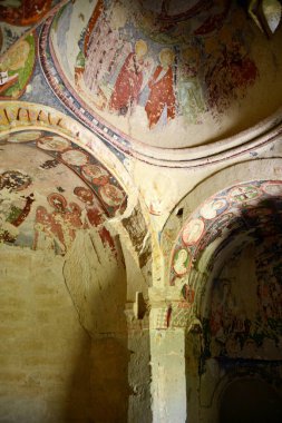 Türkiye, Goreme, peri bacaları denilen kaya oluşumları arasında, vadiler ve kaya kiliseleri arasında yer alıyor. UNESCO Dünya Mirası Alanı ilan edildi