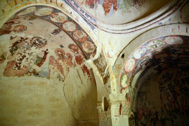 Türkiye, Goreme, peri bacaları denilen kaya oluşumları arasında, vadiler ve kaya kiliseleri arasında yer alıyor. UNESCO Dünya Mirası Alanı ilan edildi